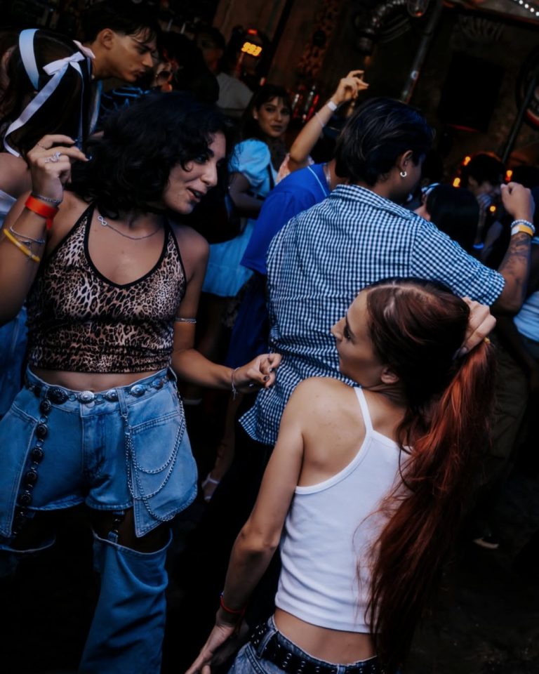 Le Hive by night, c’est une vibe.Des sons qui font lever les mains, des pas de danse qui claquen (1)