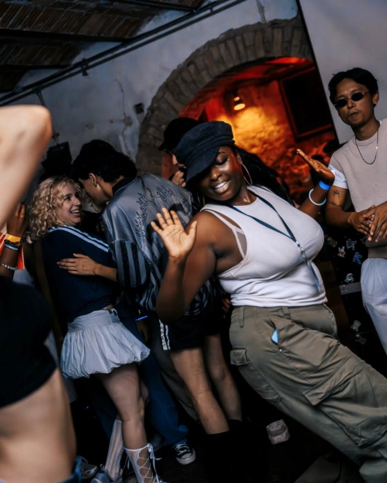 Le Hive by night, c’est une vibe.Des sons qui font lever les mains, des pas de danse qui claquen (3)