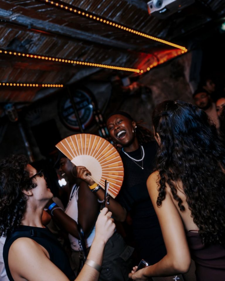 Le Hive by night, c’est une vibe.Des sons qui font lever les mains, des pas de danse qui claquen